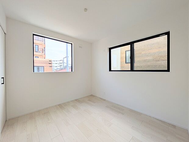 シンプルにデザインされた室内。家具やレイアウトでお好みの空間に。