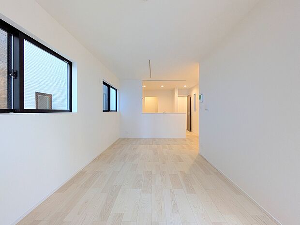 【リビングダイニング】シンプルなデザインの家は風情がある。住む人のこだわりを感じる。外観も内装もいたってシンプル。居心地がよく、家事や趣味、子育てなどにも集中できる。家も人間も熟成するほどシ…