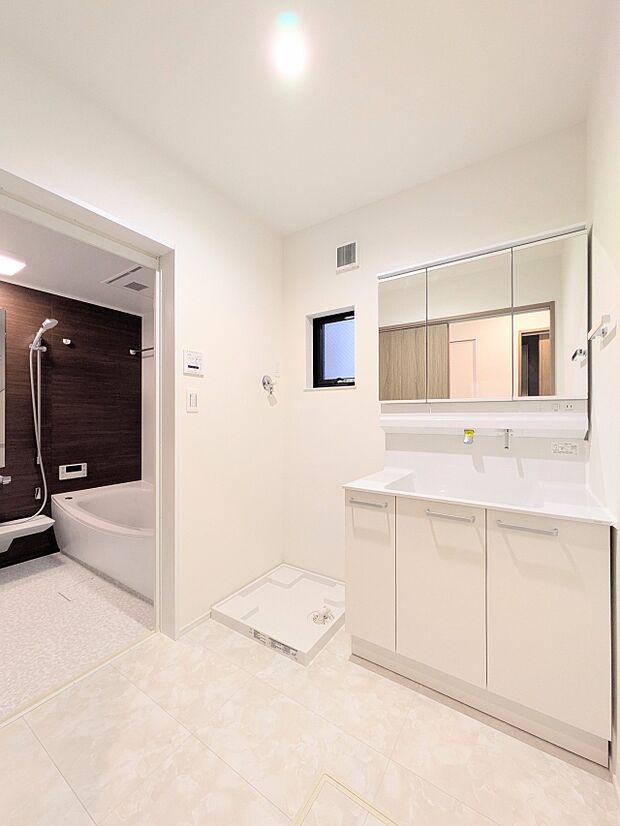 【脱衣所】洗面所は小さなプライベートスペース。歯磨き、洗顔と毎日施す個人空間。