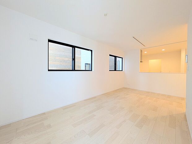 【ダイニングキッチン】ナチュラルな自然光の中での調理。お洒落な食器類を余裕で収納できるスペース。動きやすい女性目線のキッチン動線。これからはお料理をつくる時間が劇的に変わります。