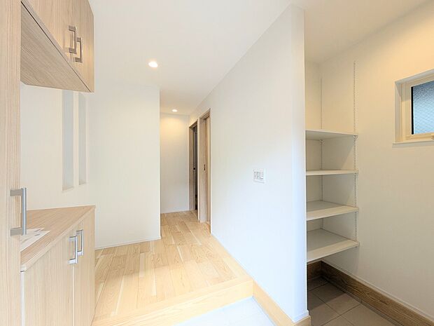 玄関はその家と住まう人を印象づけます。デザイン、機能性の存在感が大切になるわけですね。優れた防犯性、断熱性も求められます。家は玄関から始まります。