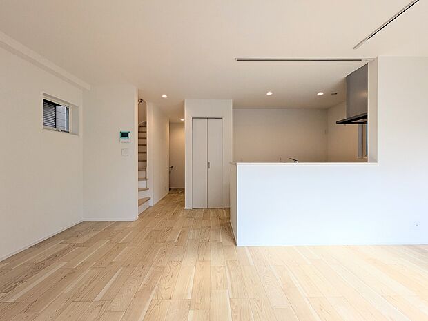 【リビング】インテリアショップで見掛けた「あの家具」も置ける、ゆったりとした空間。時に広さが上質な寛ぎの時間になる事も。