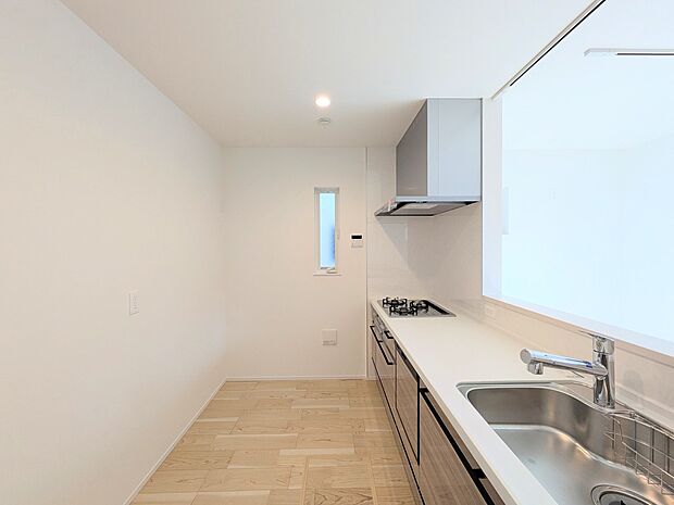 【キッチン】カウンターキッチンは広くて収納力もあるので、快適に料理をすることができます。食器や炊事用具を手の届くところに配置しやすいため調理もスピーディーですよ。