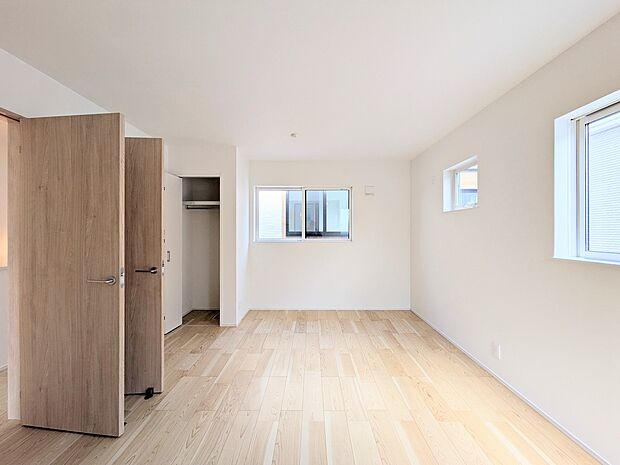 柔らかな陽光とフローリングの色味が調和した快適な空間。