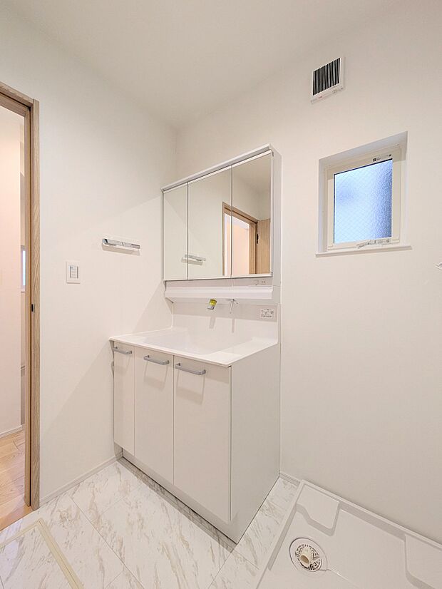 【洗面台】 十分な大きさの洗面台は、身だしなみチェックや歯磨きなど、朝の慌ただしい時間でもホテルライクなスペースで余裕とゆとりを感じて頂けます。