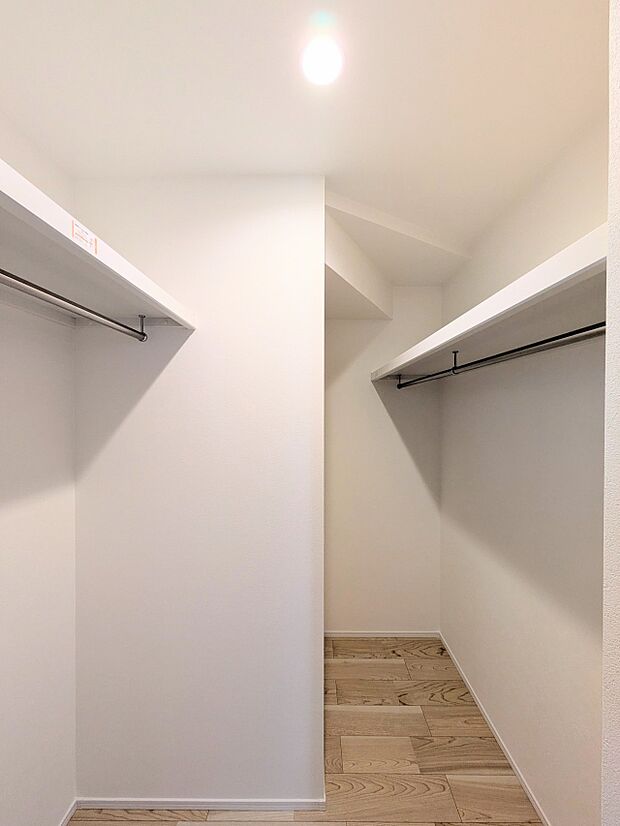 【ウォークインクローゼット】  たくさんの洋服をかけてもシワになりにくいウォークインクローゼット。洋服以外にも、普段使わない家電やスーツケース、ストック品など何でも片付く嬉しい空間です。