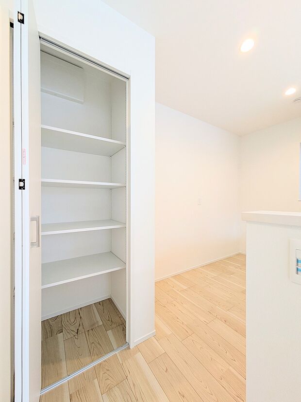 【パントリー(食料庫)】 常温保存できるパン、お米、調味料、缶詰など、日常的に使うものや未開封の食品の収納にぴったり。棚にものを並べて収納すれば、何が足りないのかひと目で確認できます。