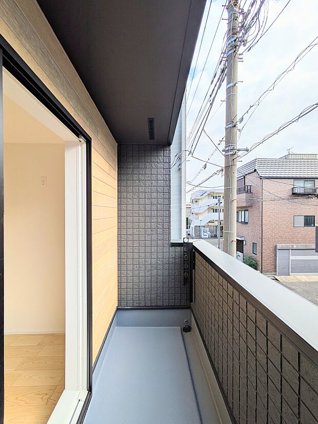 【バルコニー】  バルコニーから差し込む陽光・通風は、住環境・快適性と共に有り続ける貴重な「財産」です。