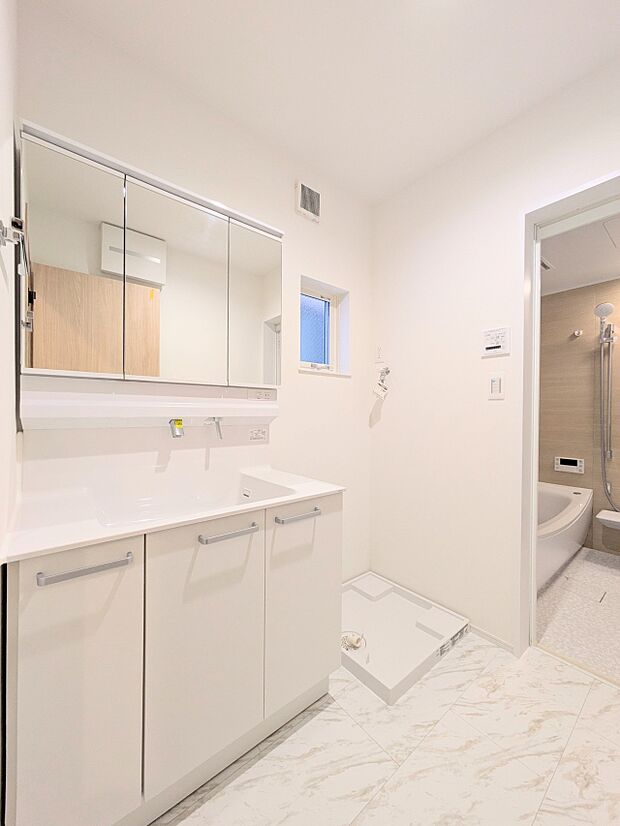 脱衣所です。サニタリー収納付き。タオルや下着類等の保管場所として。