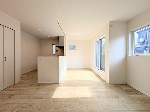 【ダイニングキッチン】料理をしながら、後片付けをしながら二人で会話を楽しみたい空間。