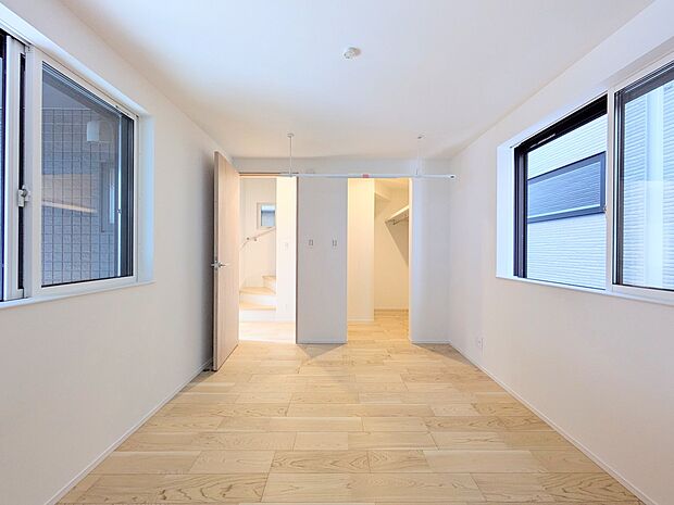 【リビング以外の居室】独立性を高めたお部屋。たっぷりの収納も配備しており、片付いた空間を現実出来そう。陽光も降り注ぐ明るく開放的な空間が魅力的。