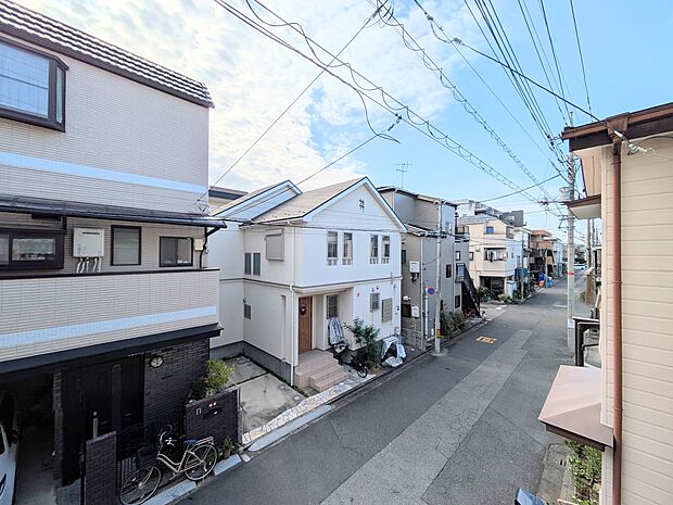 【眺望】朝の澄んだ空気や、夕方に吹く清々しい風を五感で感じられるバルコニー。