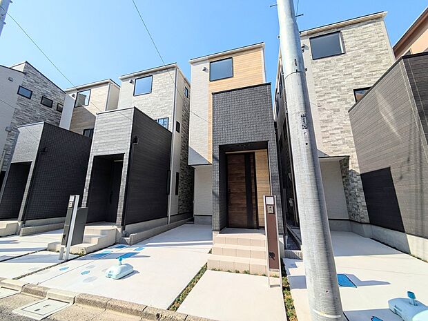 【玄関アプローチ】  玄関はおうちの顔と言われます。玄関アプローチは、外観デザインの印象を左右します。ご家族の個性を出しながら、素敵な玄関でお客様をお迎えしてください。