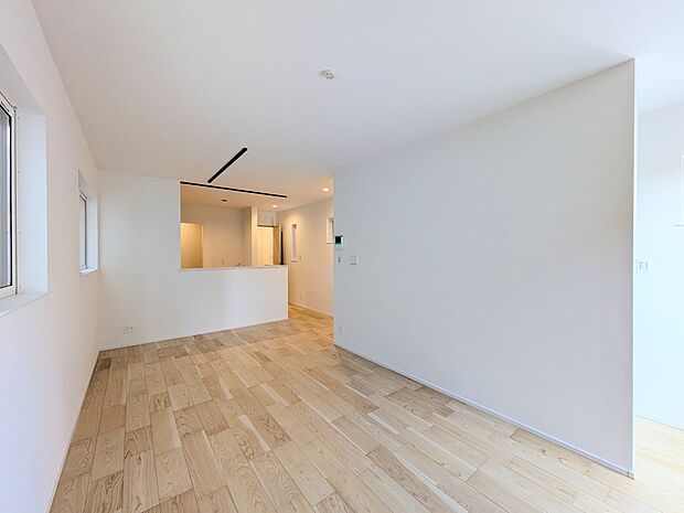 【リビング】光が溢れ、風も溢れ、居心地のよい住空間、自然体で過ごせる住空間にリビングを。それは住むというシンプルなカタチをどこまでも追求してきた結果です。新築の厳かな居住性を身体全体で感じて…