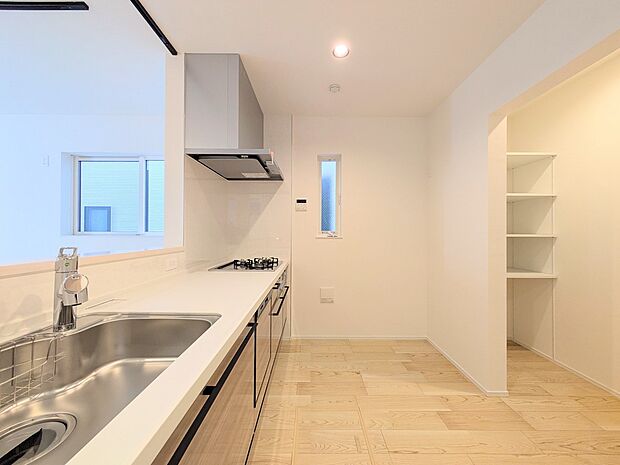 【キッチン】リビングにいるお子様と会話をしながら家事ができるカウンターキッチン