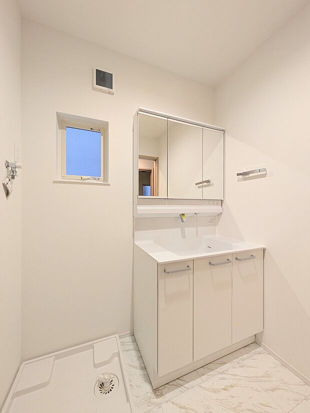 大きく見やすい三面鏡で清潔感ある洗面台は、身だしなみチェックや肌のお手入れに最適です。何かと物が増える場所だからこそ、スッキリと見映えの良い空間に拵えました。