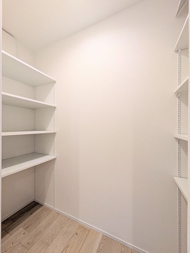 【パントリー（食料庫）】  常温保存できるパン、お米、調味料、缶詰など、日常的に使うものや未開封の食品の収納にぴったり。棚にものを並べて収納すれば、何が足りないのかひと目で確認できます。