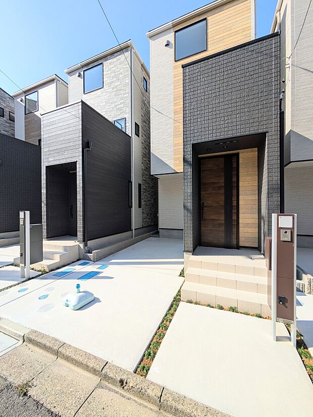 家の前は美しい通りになっていますが、クルマが比較的少なく。家のまわりで遊ぶお子さまも安心です。