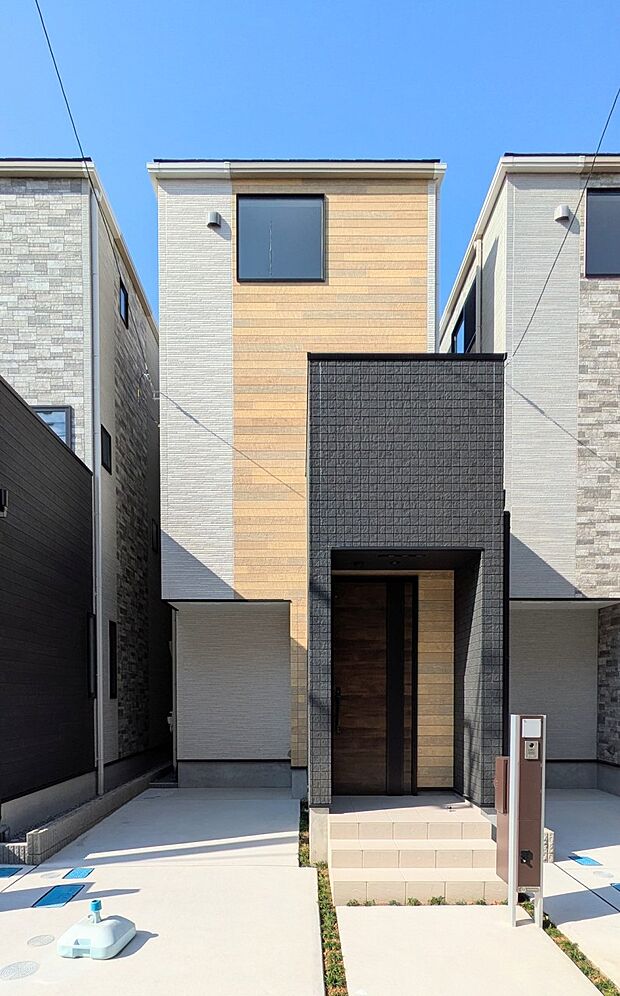 堂々たる趣ながら、主張し過ぎずどこか余裕を感じさせるシャープなフォルムで佇む邸宅は、晴天の空と照らし合わせる事で、本来あるべき完成形の姿を見せてくれます。