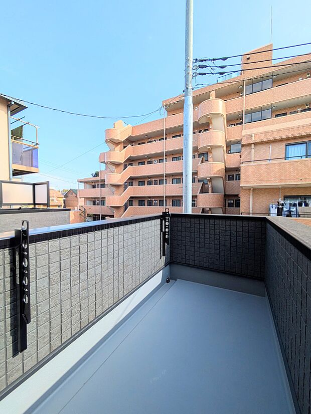 【バルコニー】澄み切った青空と、心地良い風を感じるバルコニー。