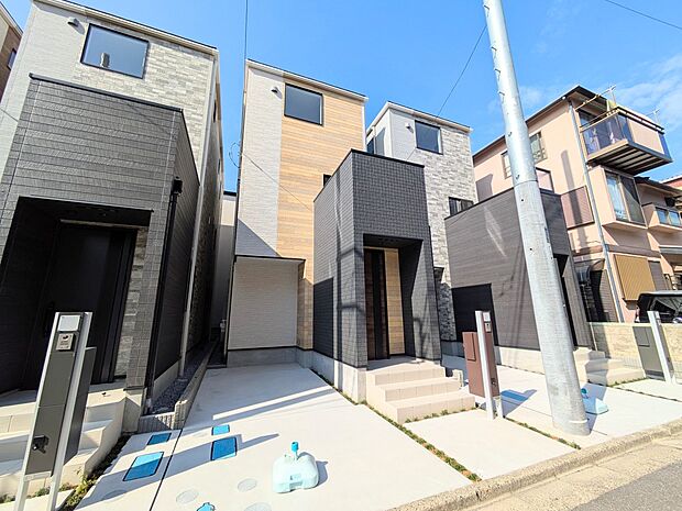 【駐車場】毎日の生活にマイカーが必須という方は、購入を検討する際、駐車場があることは大事な条件です。毎日の通勤や家族の送迎、買い物やお出かけなどクルマのある暮らしを満喫したい方は要チェック！…