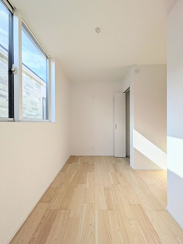 【リビング以外の居室】独立性を高めたお部屋。たっぷりの収納も配備しており、片付いた空間を実現出来そう。陽光も降り注ぐ明るく開放的な空間が魅力的。
