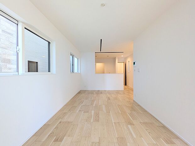 【リビングダイニング】シンプルなデザインの家は風情がある。住む人のこだわりを感じる。外観も内装もいたってシンプル。居心地がよく、家事や趣味、子育てなどにも集中できる。家も人間も熟成するほどシ…