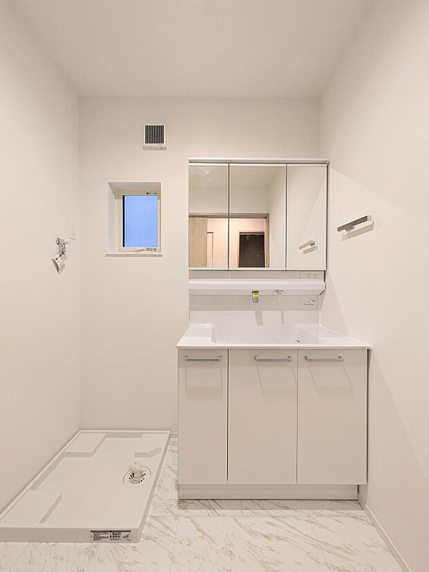 【脱衣所】洗面所は小さなプライベートスペース。歯磨き、洗顔と毎日施す個人空間。