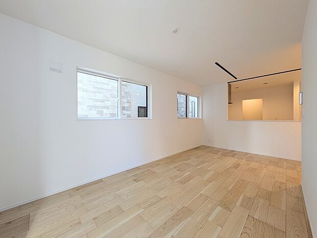 【ダイニングキッチン】ナチュラルな自然光の中での調理。お洒落な食器類を余裕で収納できるスペース。動きやすい女性目線のキッチン動線。これからはお料理をつくる時間が劇的に変わります。