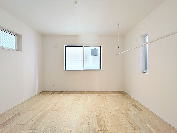 【リビング以外の居室】独立性を高めたお部屋。たっぷりの収納も配備しており、片付いた空間を現実出来そう。陽光も降り注ぐ明るく開放的な空間が魅力的。