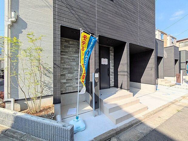 【玄関】玄関へのアプローチ。居住者の帰り、訪れる方を優しく迎える・安らぎに満ちた生活空間を予感させる。健やかな暮らしを楽しめそう。