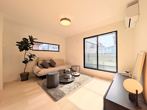 【リビング】インテリアショップで見掛けた「あの家具」も置ける、ゆったりとした空間。時に広さが上質な寛ぎの時間になる事も。