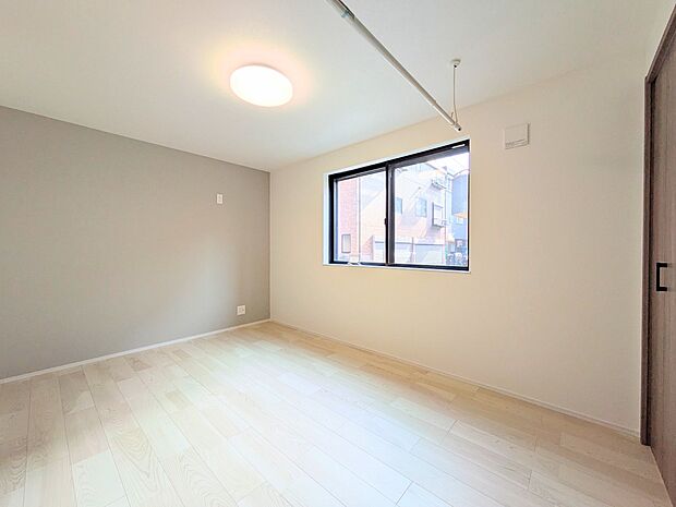 独立性を高めたお部屋。たっぷりの収納も配備しており、片付いた空間を実現出来そう。陽光も降り注ぐ明るく開放的な空間が魅力的。