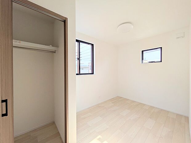 昨今のトレンドになりつつあるのが、広過ぎず、快適すぎない子ども部屋。勉強と寝るだけの部屋にすることで閉じこもりがなくなり、リビングで過ごす時間が増えると言われています。