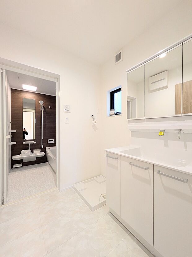 【Powder room-洗面所-】  使い勝手を追求した新機能とデザイン性を併せ持つドレッサー。毎日使うところだから、常に清潔を保ちたい。