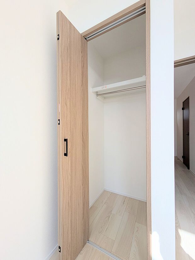 各所に配置された収納スペースは、洋服や小物はもちろんのこと、掃除機や日用予備品・お子様のおもちゃなど様々な物を収納して頂ける便利なスペースです。