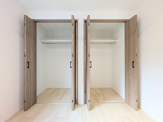 壁面クローゼットのメリットは、衣類が横一列に並ぶためひと目で洋服が選びやすいこと。衣類をたくさんお持ちの方も、限られたスペース内に無理なく収納することができます。