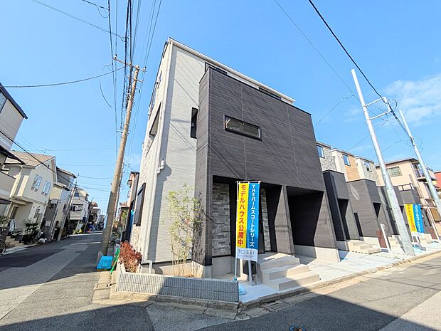 堂々たる趣ながら、主張し過ぎずどこか余裕を感じさせるシャープなフォルムで佇む邸宅は、晴天の空と照らし合わせる事で、本来あるべき完成形の姿を見せてくれます。