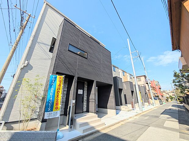 家の前は美しい通りになっていますが、クルマが比較的少なく。家のまわりで遊ぶお子さまも大丈夫です。