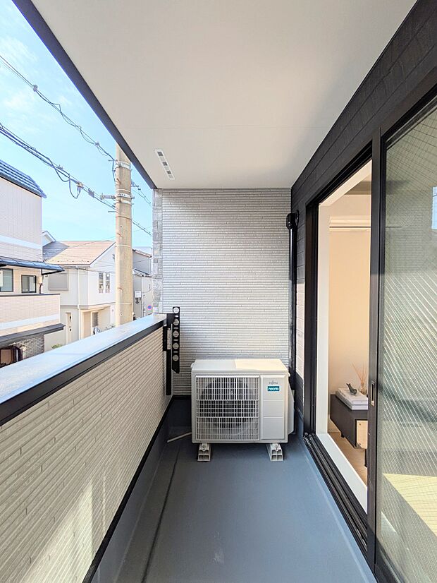 【バルコニー】  バルコニーから差し込む陽光・通風は、住環境・快適性と共に有り続ける貴重な「財産」です。