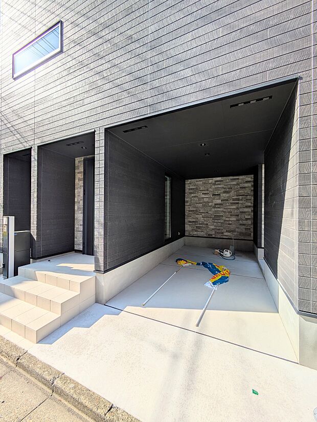 【駐車場】毎日の生活にマイカーが必須という方は、購入を検討する際、駐車場があることは大事な条件です。毎日の通勤や家族の送迎、買い物やお出かけなどクルマのある暮らしを満喫したい方は要チェック。…