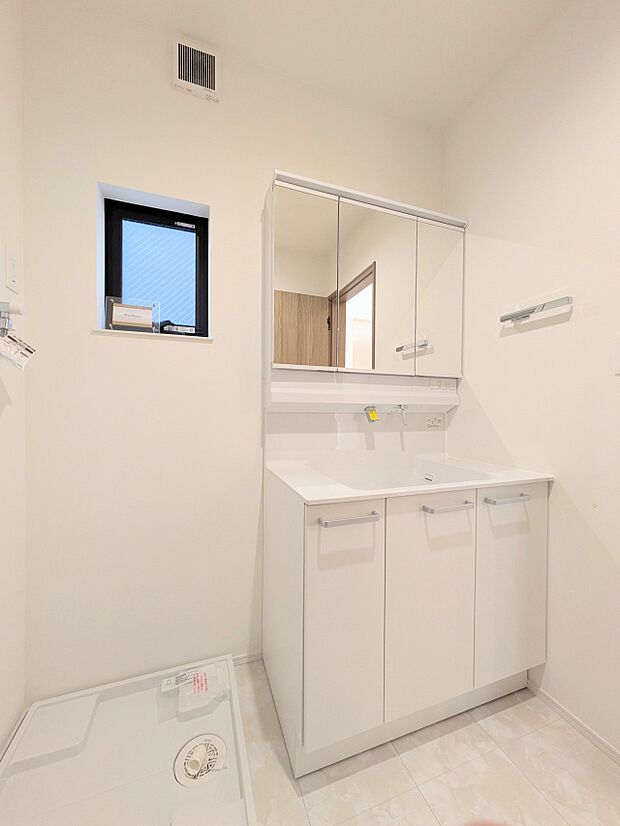 【洗濯機置き場】毎日使う洗濯機。しっかりと奥行きのある置き場が確保されています。