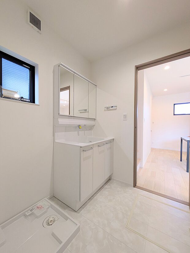 【Changing room】脱衣所、洗面所は小さなプライベートスペース。歯磨き、洗顔と毎日施す個人空間。