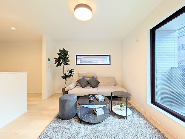 【Living room-リビングルーム-】  街も家も部屋も陽射しで温かい。太陽があたる場所に街ができる、家ができる、間取りが決まる。暮しに陽射しは必須。人は太陽の下にいるとゆっくりと笑顔…