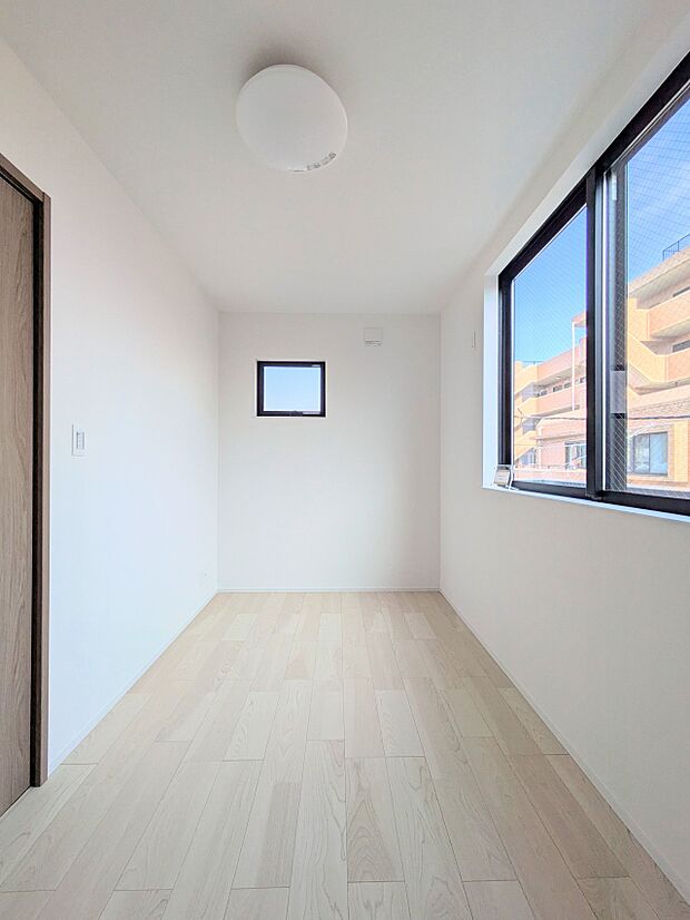 【リビング以外の居室】独立性を高めたお部屋。たっぷりの収納も配備しており、片付いた空間を現実出来そう。陽光も降り注ぐ明るく開放的な空間が魅力的。