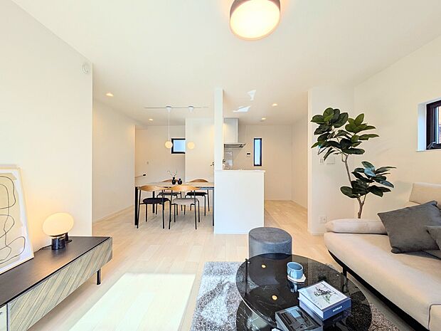 【ダイニング】広々としたリビングダイニング。ゆったりとしたキッチン。生活動線をLDK に集中させ、ご家族が過ごしやすい空間設計にしました。