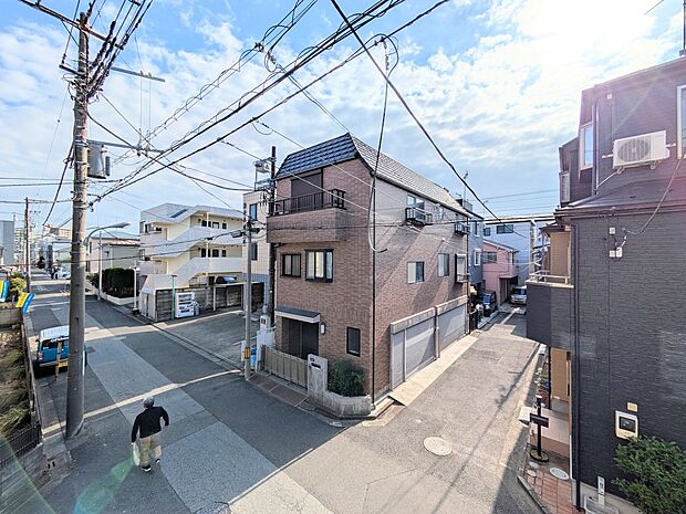 朝の澄んだ空気や、夕方に吹く清々しい風を五感で感じられるバルコニー。屋外にあって、住まいの中でも本当の自然を感じられるスペースです。