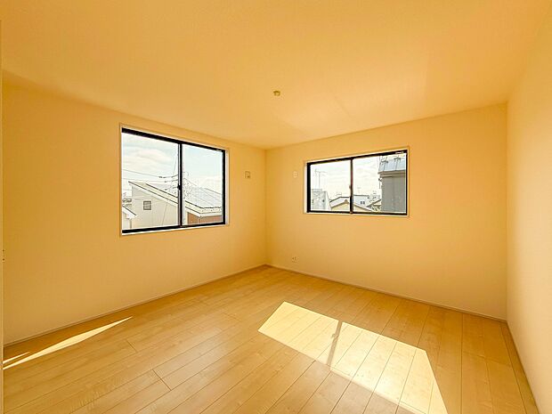 【子供部屋 6.75帖】たっぷりの収納も配備、片付いた空間。陽光も明るく開放的な空間が魅力的