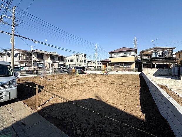 2号棟【前面道路　4ｍ】家の前をまっすぐの通りが走っている。クルマは少なく、人々は毎朝、ウォーキング、ジョギング、犬の散歩など、フリーな朝時間を過ごしている。