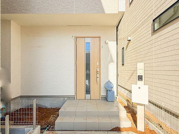 A号棟【玄関】玄関はおうちの顔と言われます。玄関アプローチは、外観デザインの印象を左右します。ご家族の個性を出しながら、素敵な玄関でお客様をお迎えしてください。